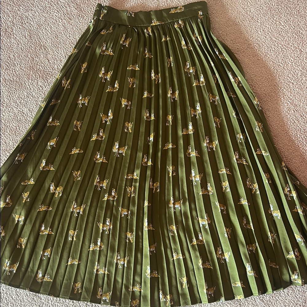 Green Pleated Skirt with Tiger Print